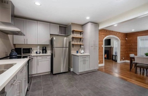 South Central Houston House | 2BR Private Home 1 Block from TSU & Near UH | Sleeps 6 | Hot Tub | Free Parking