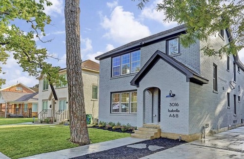 South Central Houston House | 2BR Private Home 1 Block from TSU & Near UH | Sleeps 6 | Hot Tub | Free Parking