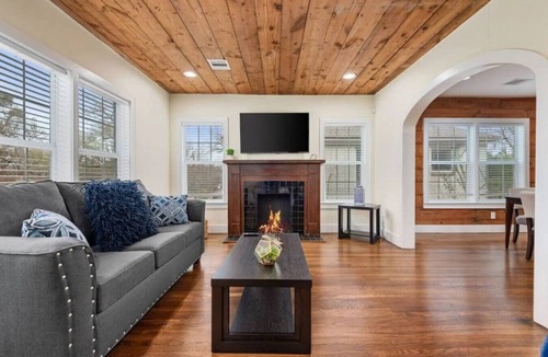 South Central Houston House | 2BR Private Home 1 Block from TSU & Near UH | Sleeps 6 | Hot Tub | Free Parking