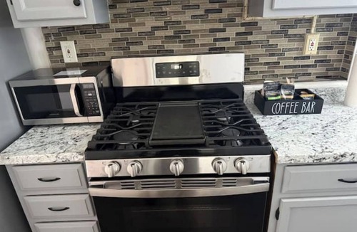 Fairlawn Apartment | 2BR | Private Patio, Free Parking, Near Capitol