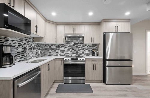 Evanston House | 2BR Private Suite Free Banff Pass Book Stampede!