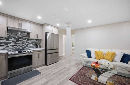 Evanston House | 2BR Private Suite Free Banff Pass Book Stampede!