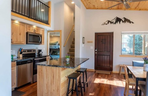 Breckenridge House | 2BR Riverside Cabin - Near Trails w/Hot Tub Access