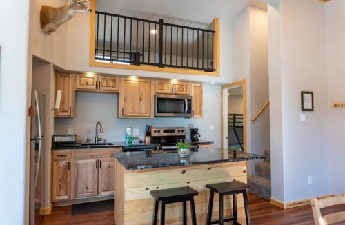 Breckenridge House | 2BR Riverside Cabin - Near Trails w/Hot Tub Access