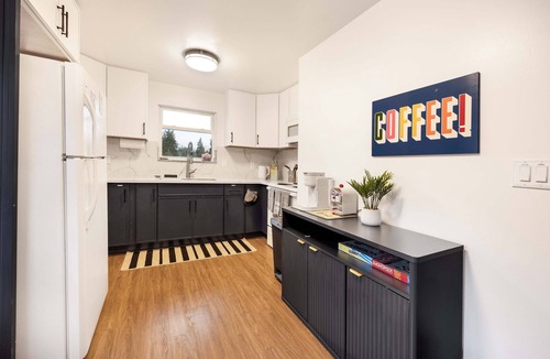 Cedar Heights House | 2BR Seattle Cozy Stay, AC, Near UW & Transit