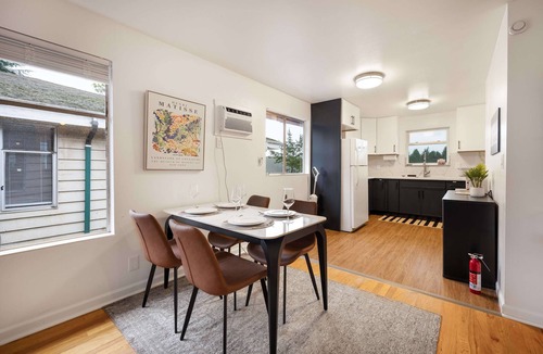 Cedar Heights House | 2BR Seattle Cozy Stay, AC, Near UW & Transit
