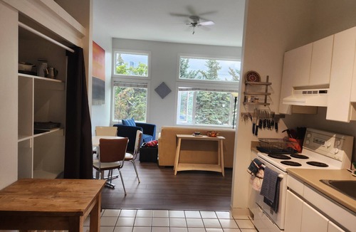 Inglewood Condo | 2BR,Sleeps 4-5/6ish, 1free parking, near shops and river. 4 min to confluence.