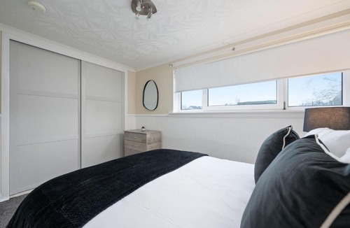 Linlithgow Apartment | 2BR Sleeps 6 with Parking Near Linlithgow Palace