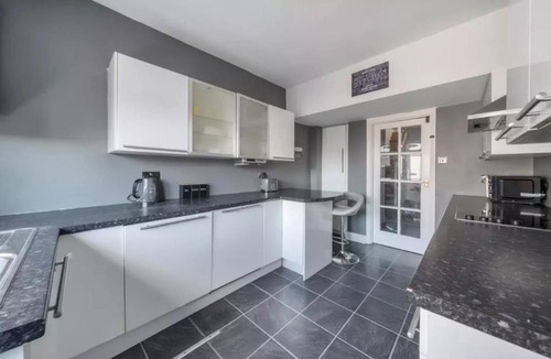 Sunbury on Thames Apartment | 2BR-Sleeps6-Parking-Garden-NearLondon