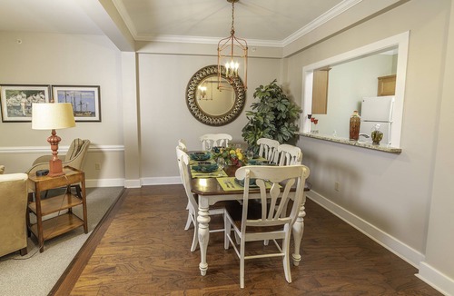 Lackey House | 2BR Townhome - Sleeps 6 - Resort Pools, Near Busch Gardens & Water Country