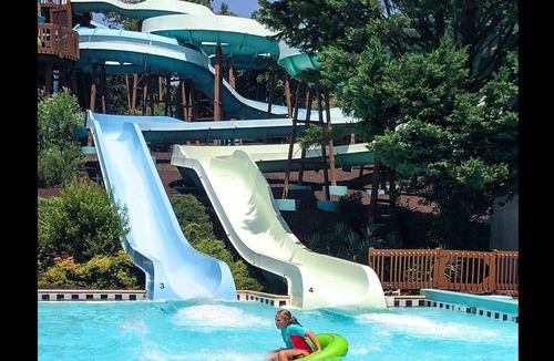 Lackey House | 2BR Townhome - Sleeps 6 - Resort Pools, Near Busch Gardens & Water Country