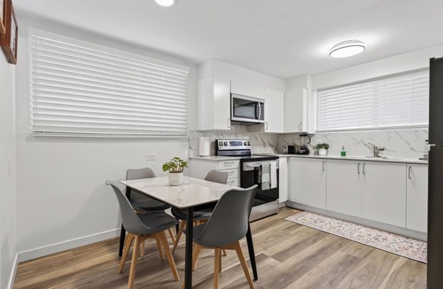 Rosslyn House | 2BR | Warm | King Bed | Downtown | Expo Centre | Roger's Place