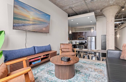 Warehouse District Apartment | 2KBD2BA Steps from Target Center+GYM+KTCHN+LNDRY