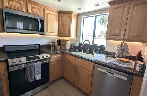 Alamitos Beach Condo | 2min Walk to BEACH - SPACIOUS 3-Bedroom 1600sq ft BEACH Pad - AC, Patio, PARKING
