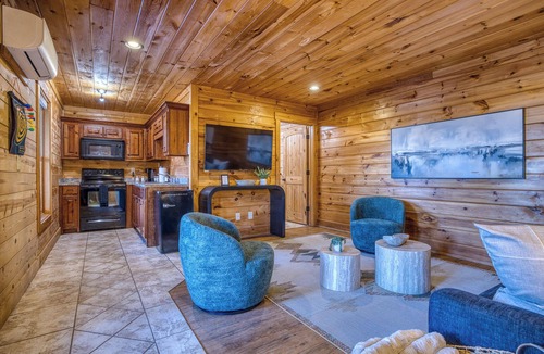 Talking Rock House | 2MstrSuites~Pickleball~Golf~Hottub~Firepit~Gameroom~pooltable~Views~Sleeps 16