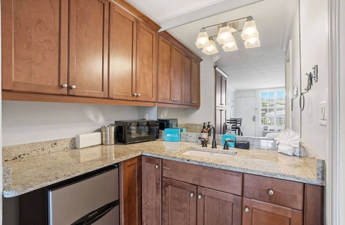 Moorings Apartment | 2nd Floor Efficiency - Close to Beach and Downtown