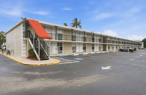 Moorings Apartment | 2nd Floor Efficiency - Close to Beach and Downtown