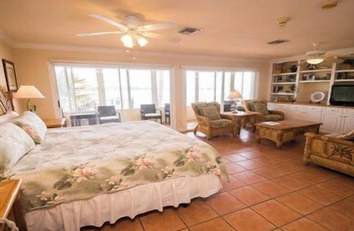 Bradenton Beach Hotel | 2nd Floor Studio. Stairs only. Pet Friendly