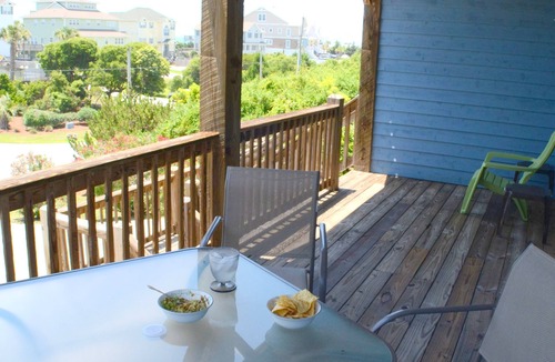Emerald Isle House | 2nd ROW EASY beach access 1/2 block Ocean View + EV charger