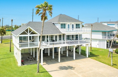Indian Beach House | 2nd Row Gulf View Home w/2 Decks, Board Games, 3 Kings+Bunk all w/Deck Access