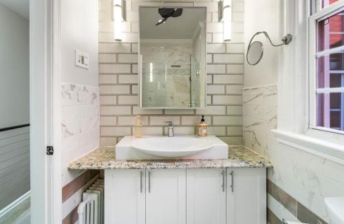 Bloomingdale House | 2x King Beds, Fireplace, Private Backyard, Washer, Dryer