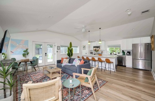 Blanco House | 3/2, Private hot tub, fireplace, firepit