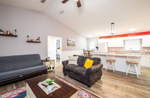 Fellowship House | 3/2 updated pool home that sleeps 8 about 5 minutes from WEC