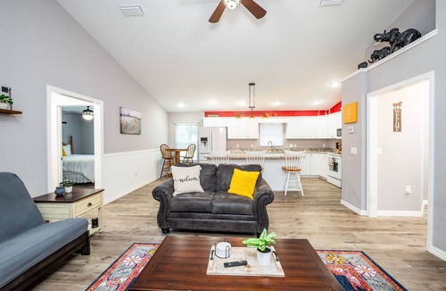 Fellowship House | 3/2 updated pool home that sleeps 8 about 5 minutes from WEC