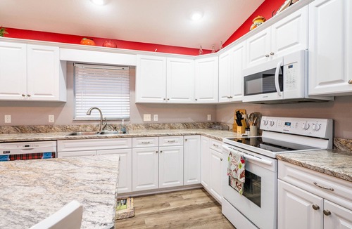 Fellowship House | 3/2 updated pool home that sleeps 8 about 5 minutes from WEC