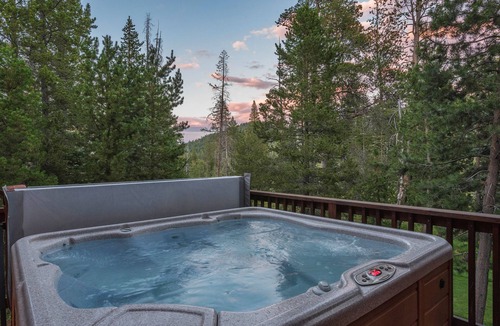 Truckee House | 3,700sf 4bed 4.5bath, Mountain Retreat