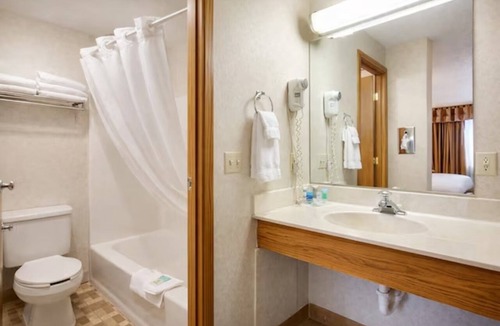 Devils Lake Hotel | 3 Accommodations near Quentin Burdick Sports Arena | Pool Access & Free Parking