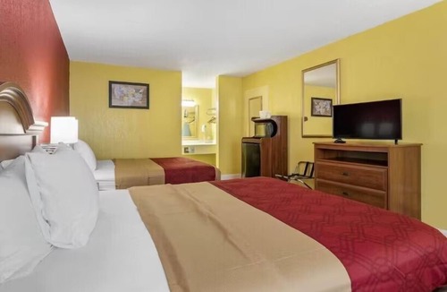 Douglas Hotel | 3 Affordable Double Queen Rooms w/Outdoor Pool Near WWII Flight Training Museum