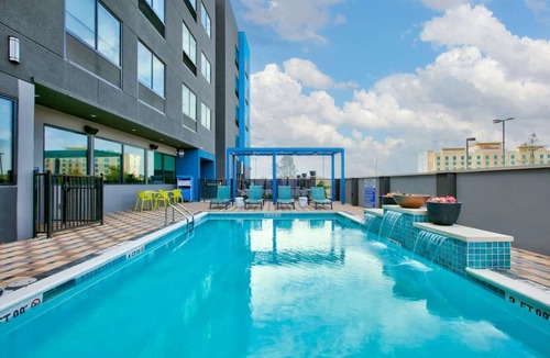 Far North Central Hotel | 3 Affordable Units Close to Shopping and Theme Parks Thrills