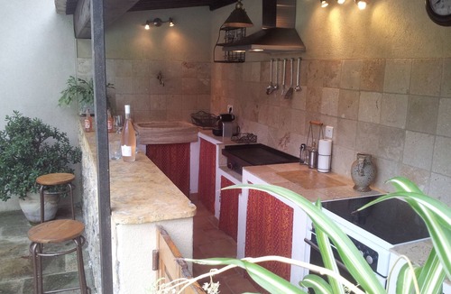 Cotignac Villa | 3* air-conditioned villa for 8 with swimming pool in a quiet location 7 minutes' walk from the village
