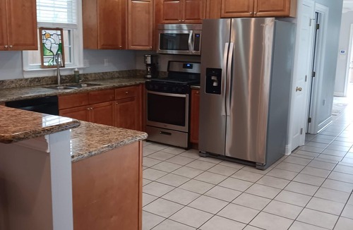 Lakeview House | 3 BD/2.5 Bath Lovely New Orleans Home. Pool & Jacuzzi. Gated secure parking.