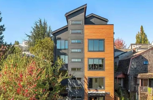 Mann House | 3 Bd 3.5 Bath with A/C and Great Views