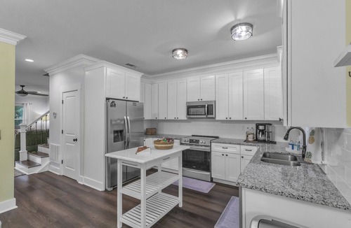 Midway House | 3 bd home on Saltwater creek-private pool within 25 min of Pooler