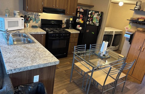 Questa House | 3 Bd2bath Mountain View w/hot tub, circle drive,20 min to RedRiverSki area