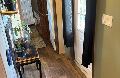 Questa House | 3 Bd2bath Mountain View w/hot tub, circle drive,20 min to RedRiverSki area