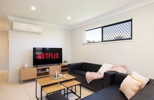 Rocklea Apartment | 3 Bdr apt! Aircon! Train! Shops! Garage! 120D3