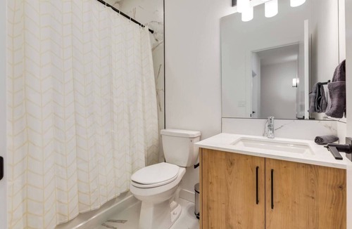 Shaganappi House | 3 BDR by Transit*Safeway*Walmart*17 Ave*10 Mins>DT