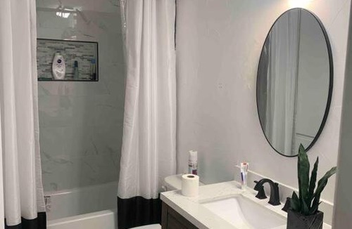Bedford House | 3 bdrm 2 bath with access to pool& patio.