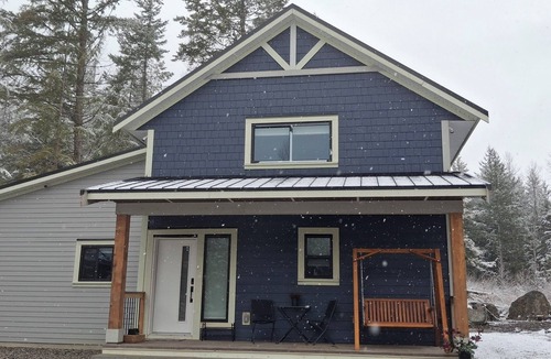 Eastern Hillsides Cabin | 3-bdrm cozy cabin in gorgeous Sunshine Valley w/the comforts of home in nature.