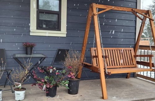 Eastern Hillsides Cabin | 3-bdrm cozy cabin in gorgeous Sunshine Valley w/the comforts of home in nature.
