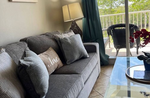 Ruskin House | 3 bdrm Waterfront Beach Resort Sleeps 10