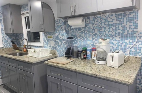 Delair House | 3 bed/1 bath (with a king bed) best location, connect to everywhere