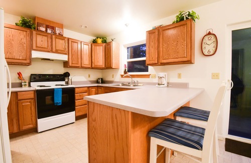 Kodiak House | 3 Bed 2.5 Bath House & Save 100 dollars PER DAY on Rental Car, June 2026