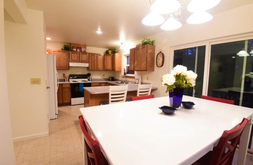 Kodiak House | 3 Bed 2.5 Bath House & Save 100 dollars PER DAY on Rental Car, June 2026