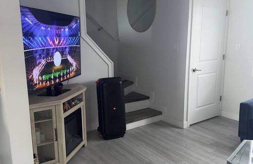 Moonachie Apartment | 3 bed 2 Bath apt 10 min drive to MetLife. Personal transportation included!