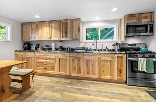 Zenda House | 3-bed 2-bath fully remodeled house walking distance to Lake w/parking for Boat!